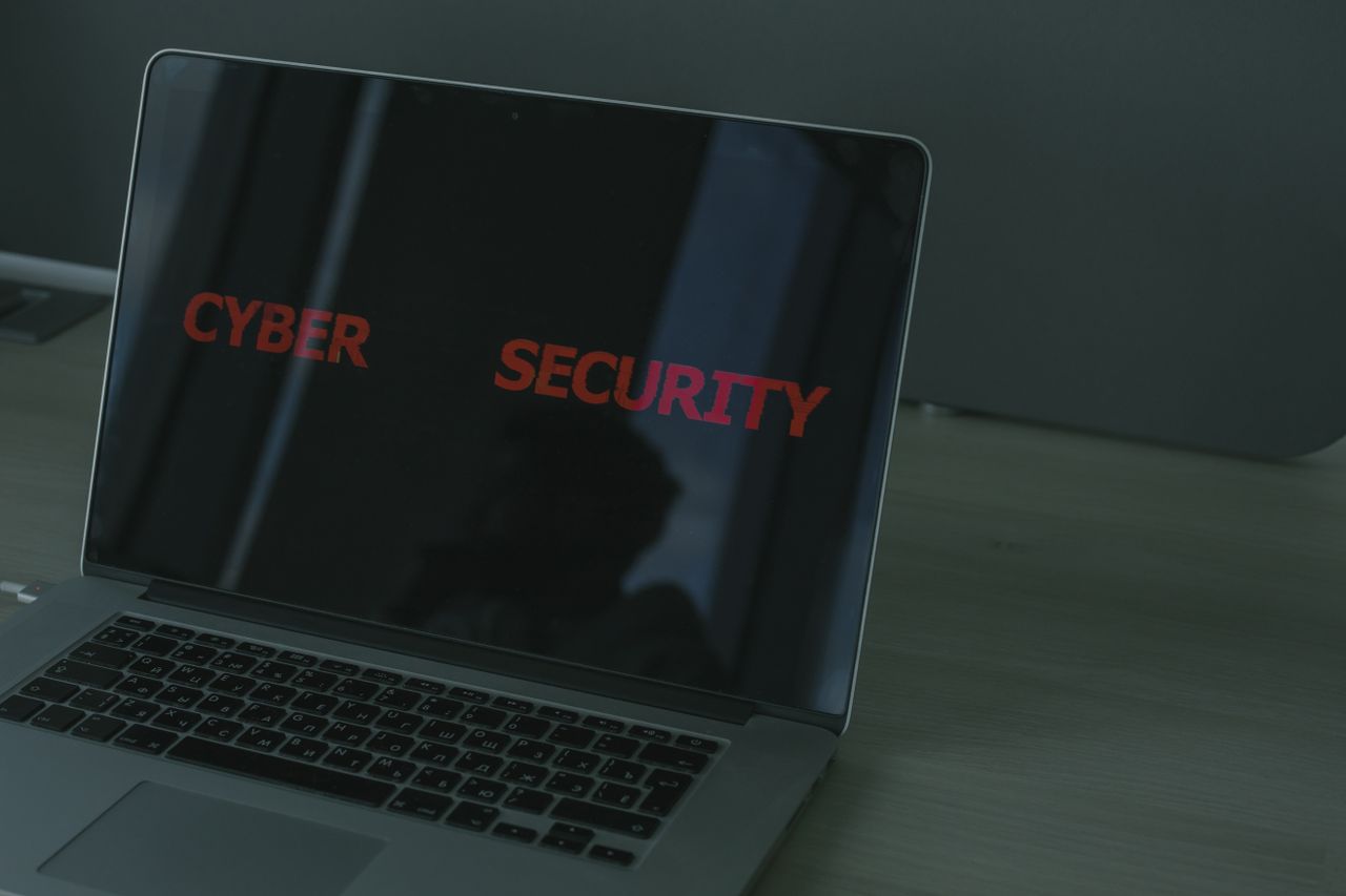Bærbar computer med tekst om cybersikkerhed på skærmen